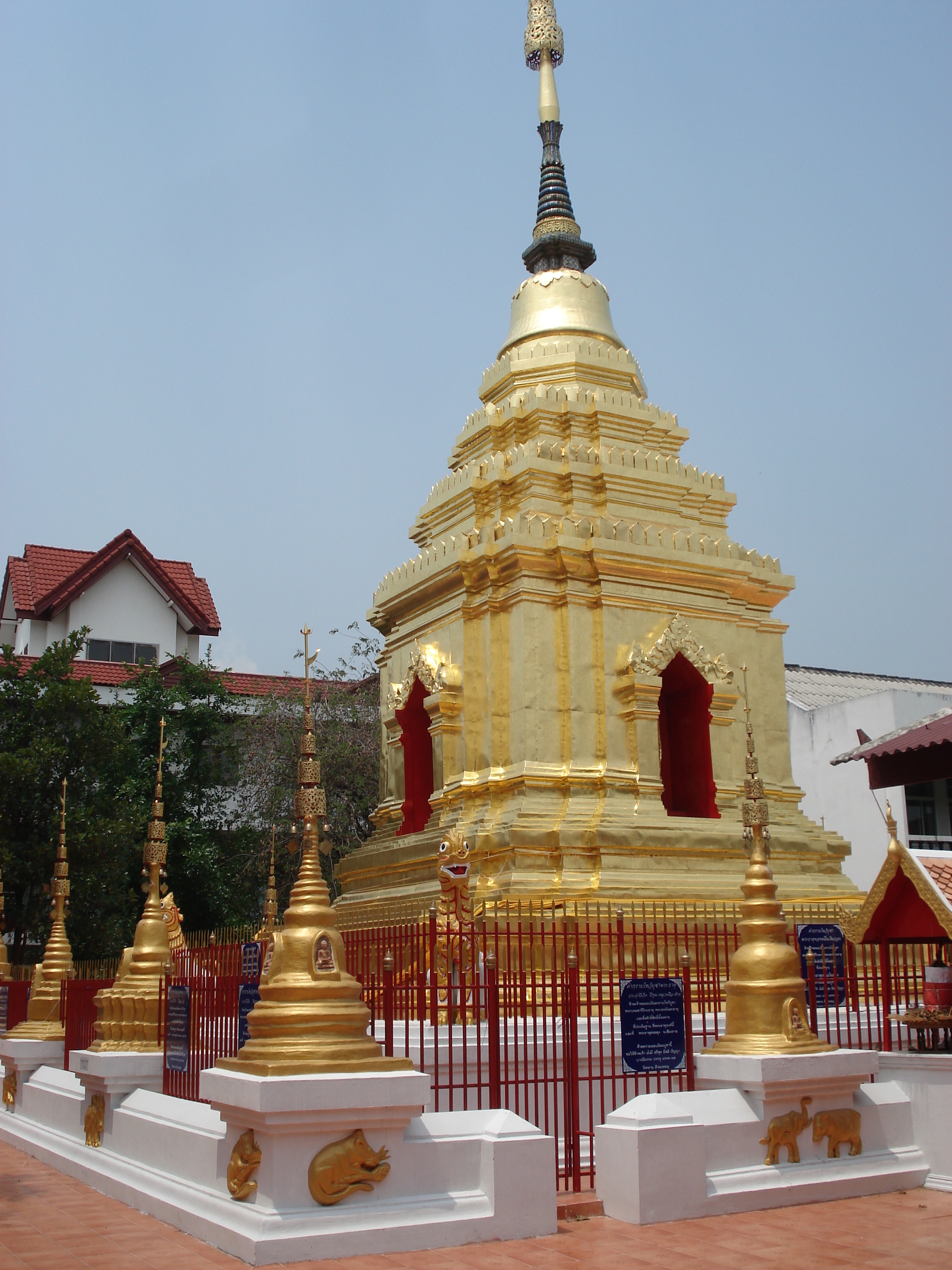 Picture Thailand Chiang Mai Inside Canal Wat Mun Ngeun Khong temple 2006-04 1 - Center Wat Mun Ngeun Khong temple