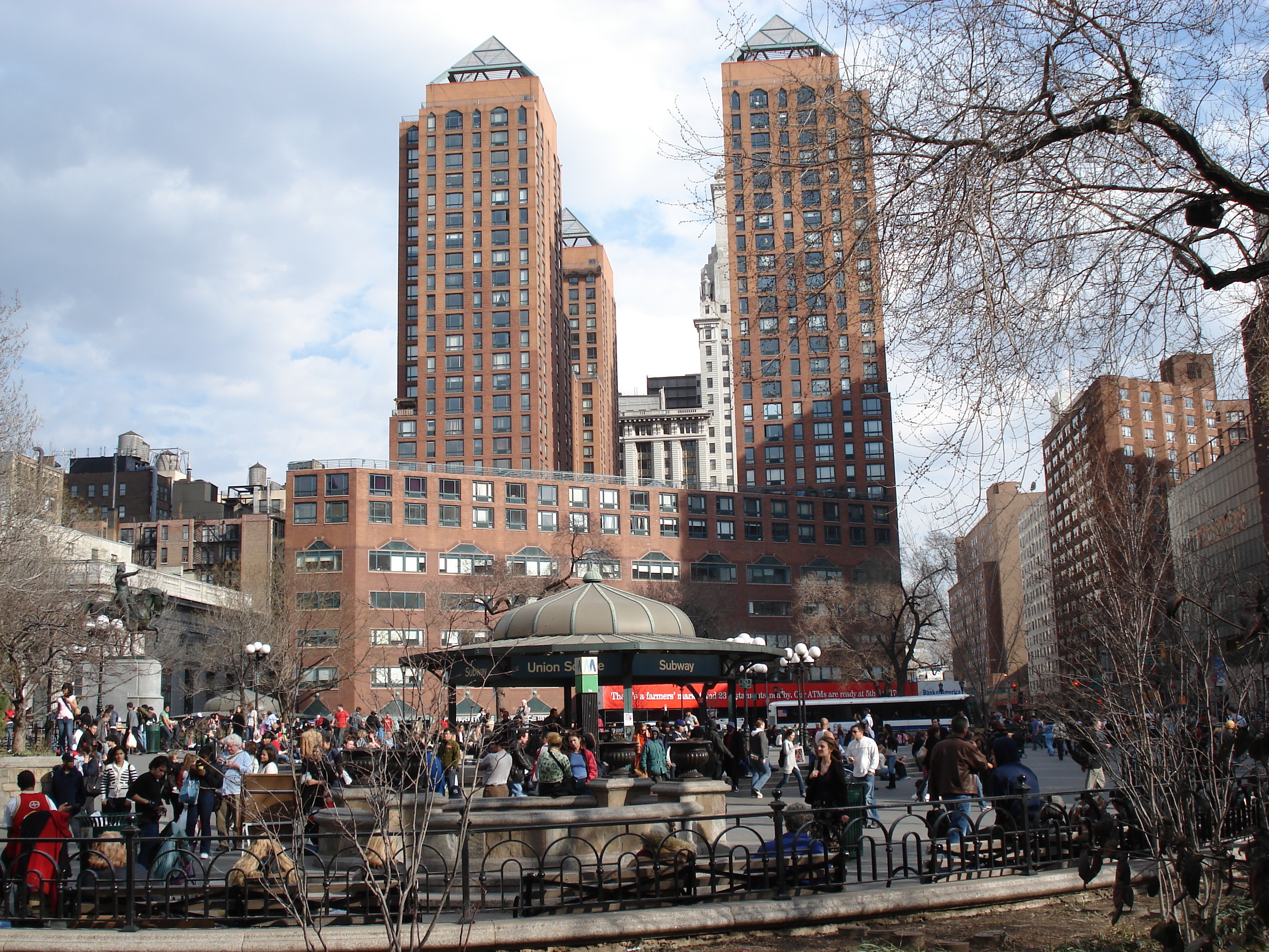 Picture United States New York Union Square 2006-03 1 - Center Union Square