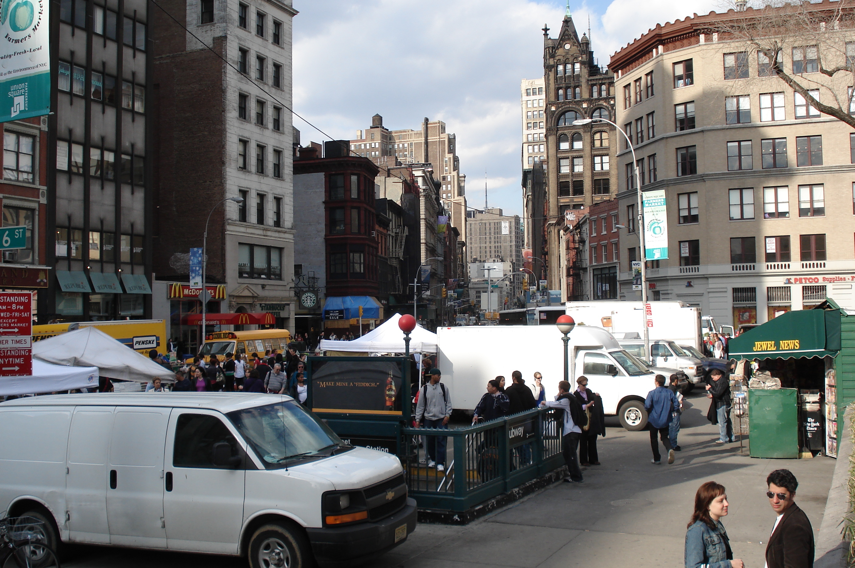 Picture United States New York Union Square 2006-03 17 - Around Union Square