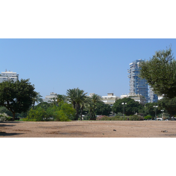 Picture Israel Tel Aviv Kikar Hamedina 2007-06 1 - Tour Kikar Hamedina