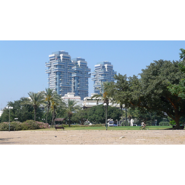 Picture Israel Tel Aviv Kikar Hamedina 2007-06 4 - History Kikar Hamedina