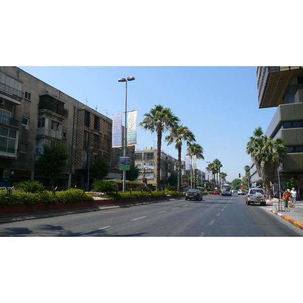 Picture Israel Tel Aviv Ibn Gvirol Street 2007-06 4 - Tour Ibn Gvirol Street