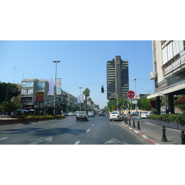 Picture Israel Tel Aviv Ibn Gvirol Street 2007-06 11 - Tour Ibn Gvirol Street