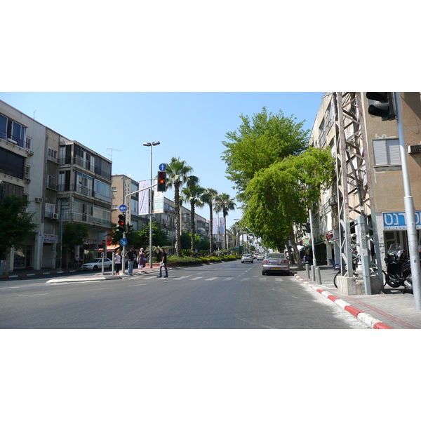 Picture Israel Tel Aviv Ibn Gvirol Street 2007-06 40 - Recreation Ibn Gvirol Street