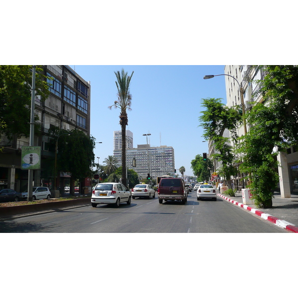 Picture Israel Tel Aviv Ibn Gvirol Street 2007-06 58 - Tours Ibn Gvirol Street