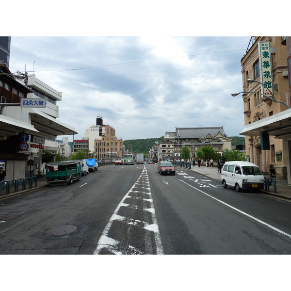 Picture Japan Kyoto Shijo dori 2010-06 4 - Center Shijo dori