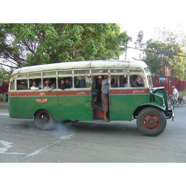 Picture Myanmar Yangon 2005-01 5 - Discovery Yangon