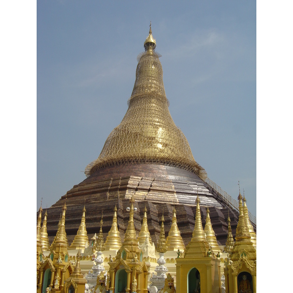 Picture Myanmar Yangon Shwedagon Pagoda 2005-01 25 - Recreation Shwedagon Pagoda