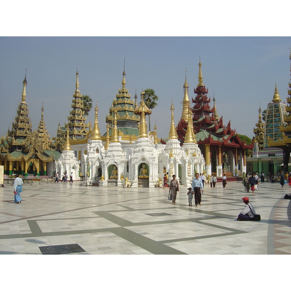 Picture Myanmar Yangon Shwedagon Pagoda 2005-01 43 - Recreation Shwedagon Pagoda