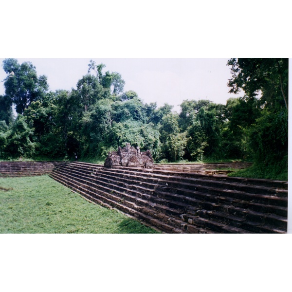 Picture Cambodia Angkor 1996-06 8 - Discovery Angkor