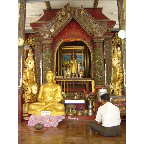 Picture Myanmar Yangon Shwedagon Pagoda 2005-01 9 - Recreation Shwedagon Pagoda