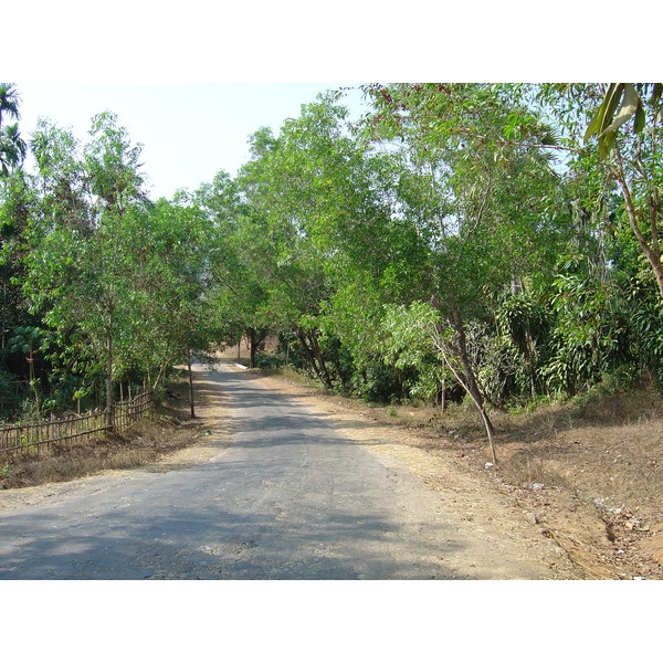 Picture Myanmar Road from Dawei to Maungmagan beach 2005-01 2 - Discovery Road from Dawei to Maungmagan beach