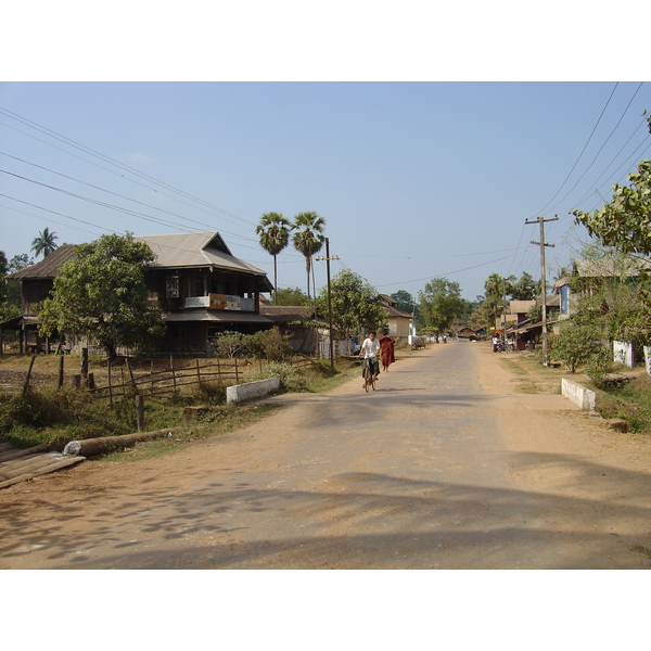 Picture Myanmar Road from Dawei to Maungmagan beach 2005-01 31 - Center Road from Dawei to Maungmagan beach