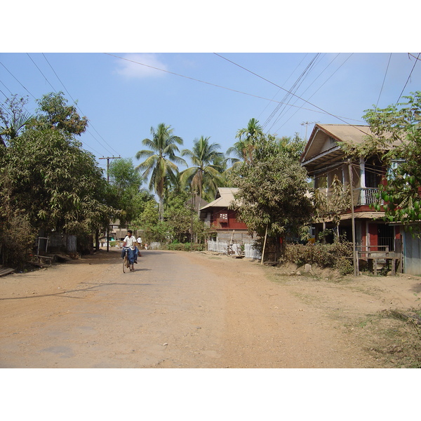 Picture Myanmar Road from Dawei to Maungmagan beach 2005-01 15 - Center Road from Dawei to Maungmagan beach