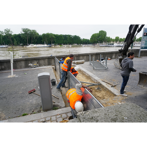 Picture France Paris Seine river 2016-06 68 - Tours Seine river