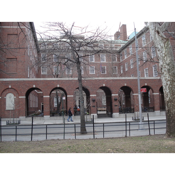 Picture United States New York Washington Square 2006-03 15 - Center Washington Square