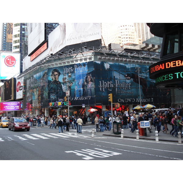 Picture United States New York Time Square 2006-03 44 - Discovery Time Square