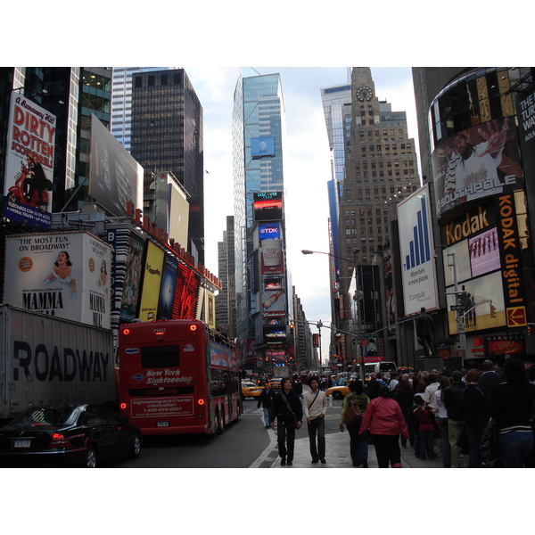 Picture United States New York Time Square 2006-03 11 - Discovery Time Square