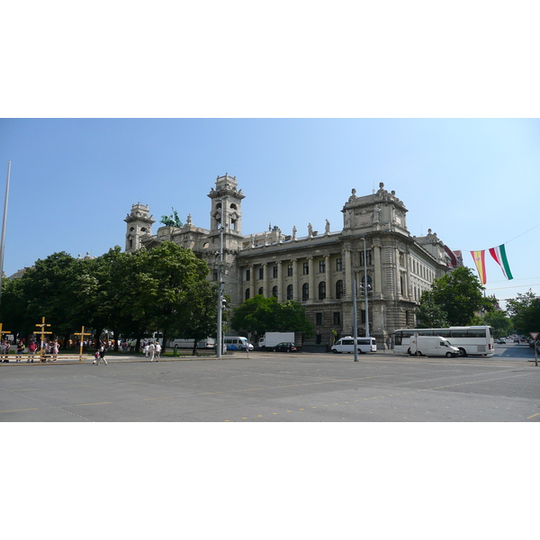 Picture Hungary Budapest Budapest Parliament 2007-06 53 - Around Budapest Parliament