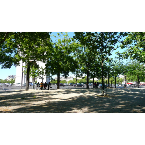 Picture France Paris Etoile and Arc de Triomphe 2007-05 43 - Center Etoile and Arc de Triomphe