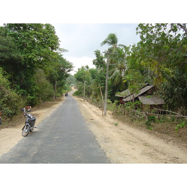 Picture Myanmar Road from Dawei to Maungmagan beach 2005-01 17 - Discovery Road from Dawei to Maungmagan beach