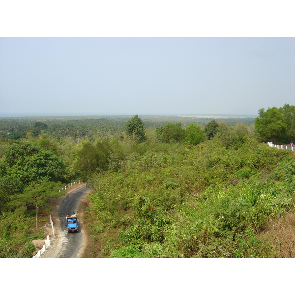 Picture Myanmar Road from Dawei to Maungmagan beach 2005-01 11 - Center Road from Dawei to Maungmagan beach