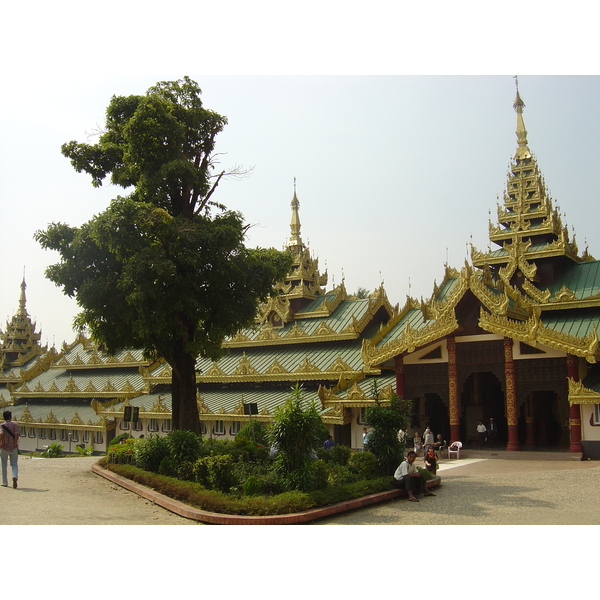 Picture Myanmar Yangon Shwedagon Pagoda 2005-01 0 - Recreation Shwedagon Pagoda