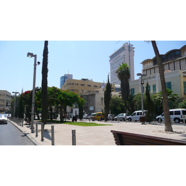 Picture Israel Tel Aviv Rothschild Street 2007-06 3 - Center Rothschild Street