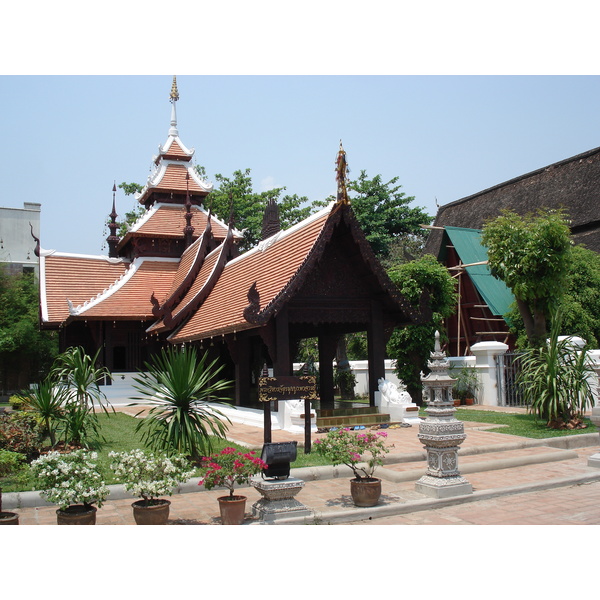 Picture Thailand Chiang Mai Inside Canal Wat Chediluang Varaviharn temple 2006-04 20 - History Wat Chediluang Varaviharn temple