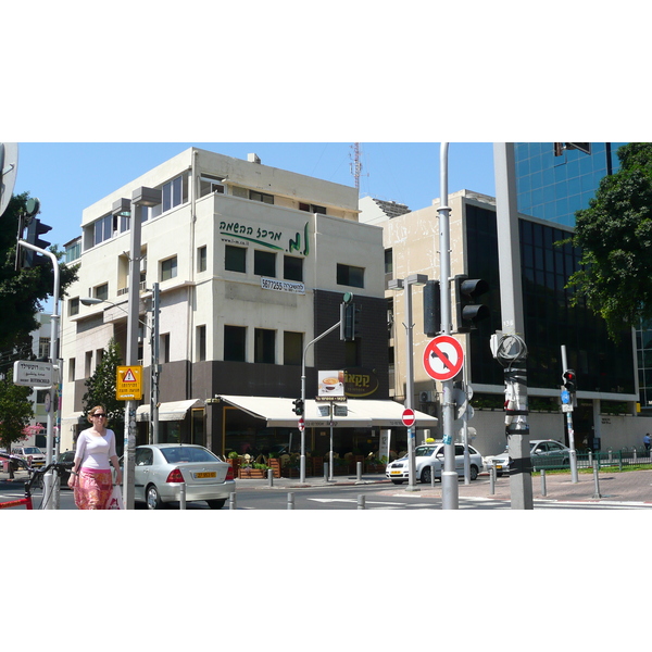 Picture Israel Tel Aviv Rothschild Street 2007-06 1 - Around Rothschild Street