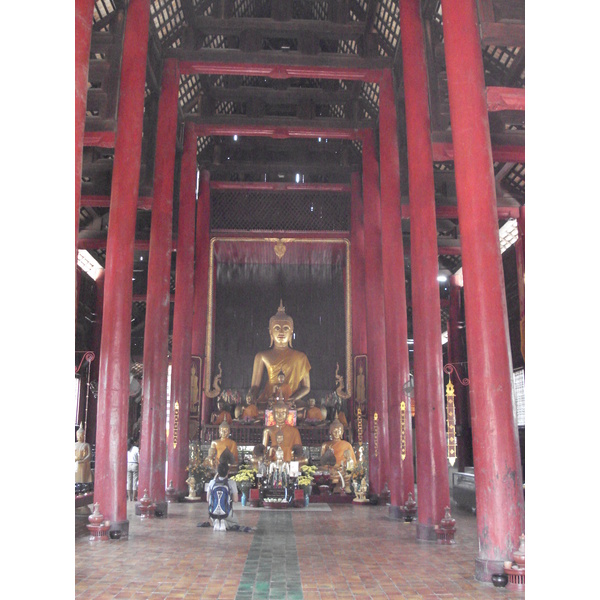 Picture Thailand Chiang Mai Inside Canal Wat Chediluang Varaviharn temple 2006-04 23 - Tour Wat Chediluang Varaviharn temple