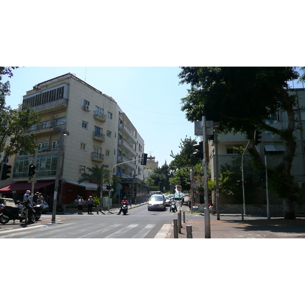 Picture Israel Tel Aviv Rothschild Street 2007-06 10 - Tours Rothschild Street