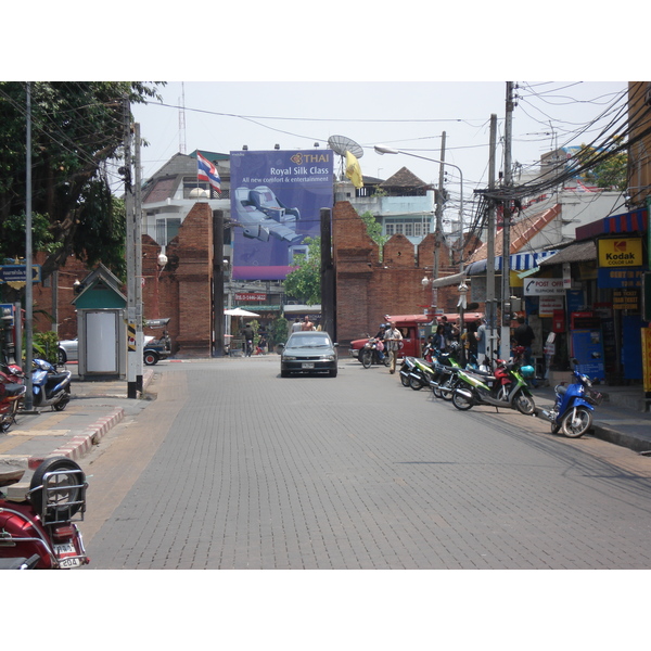 Picture Thailand Chiang Mai Inside Canal Rad Cha Dom Nurn (Walking Street) 2006-04 17 - Journey Rad Cha Dom Nurn (Walking Street)