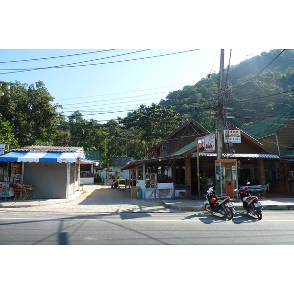 Picture Thailand Ko Chang Island road 2011-02 83 - Recreation Island road