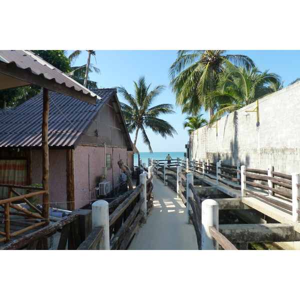 Picture Thailand Ko Chang Island road 2011-02 9 - Recreation Island road