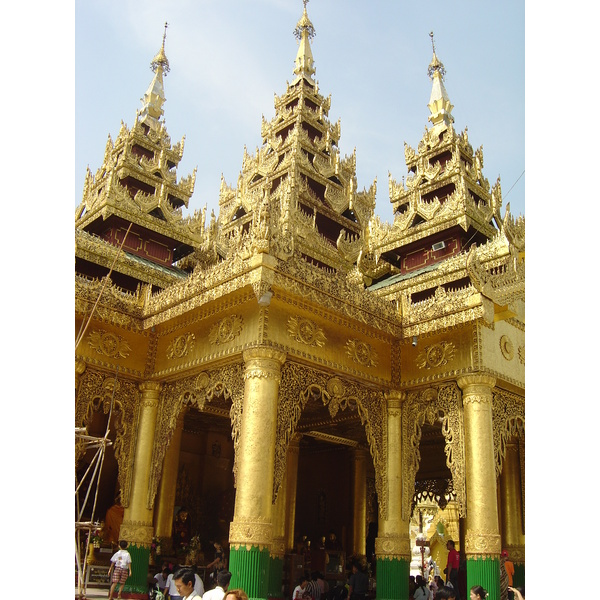 Picture Myanmar Yangon Shwedagon Pagoda 2005-01 7 - Recreation Shwedagon Pagoda