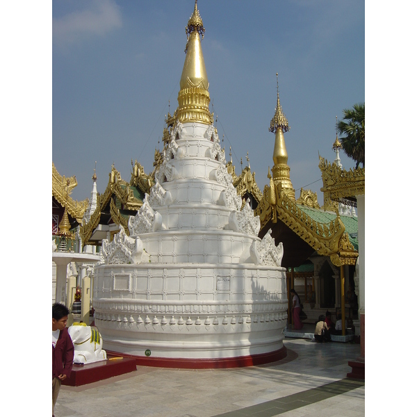 Picture Myanmar Yangon Shwedagon Pagoda 2005-01 20 - Recreation Shwedagon Pagoda