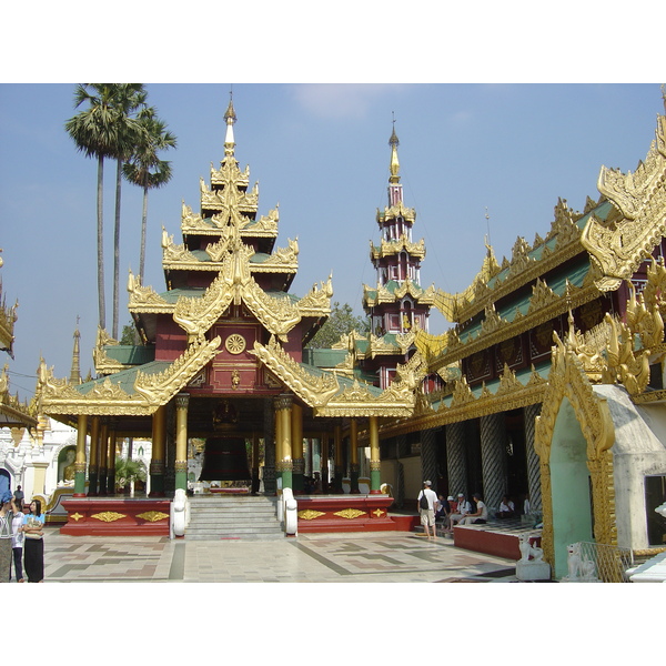 Picture Myanmar Yangon Shwedagon Pagoda 2005-01 36 - Recreation Shwedagon Pagoda