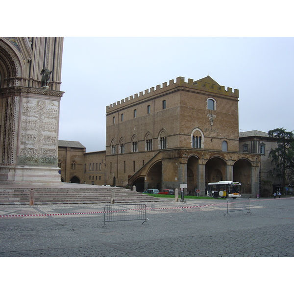 Picture Italy Orvieto 2004-03 12 - Around Orvieto