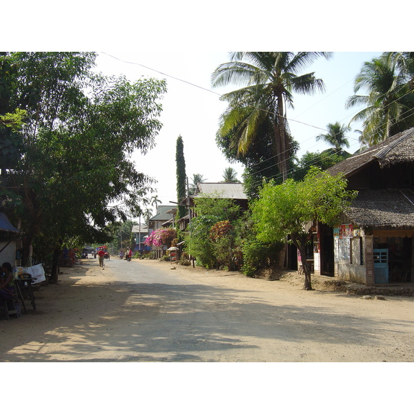 Picture Myanmar Road from Dawei to Maungmagan beach 2005-01 45 - History Road from Dawei to Maungmagan beach