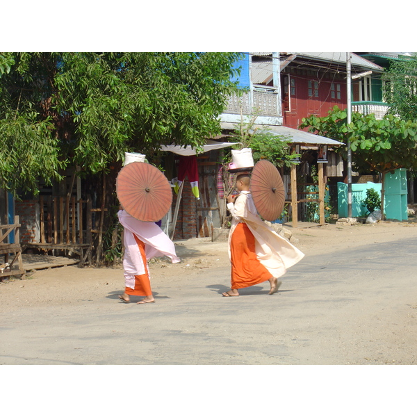 Picture Myanmar Road from Dawei to Maungmagan beach 2005-01 29 - Center Road from Dawei to Maungmagan beach