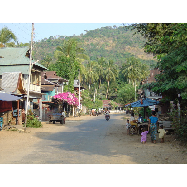 Picture Myanmar Road from Dawei to Maungmagan beach 2005-01 34 - History Road from Dawei to Maungmagan beach