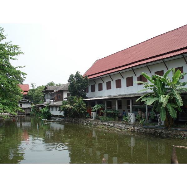 Picture Thailand Chiang Mai Inside Canal Wat Phra Sing temple 2006-04 14 - Recreation Wat Phra Sing temple