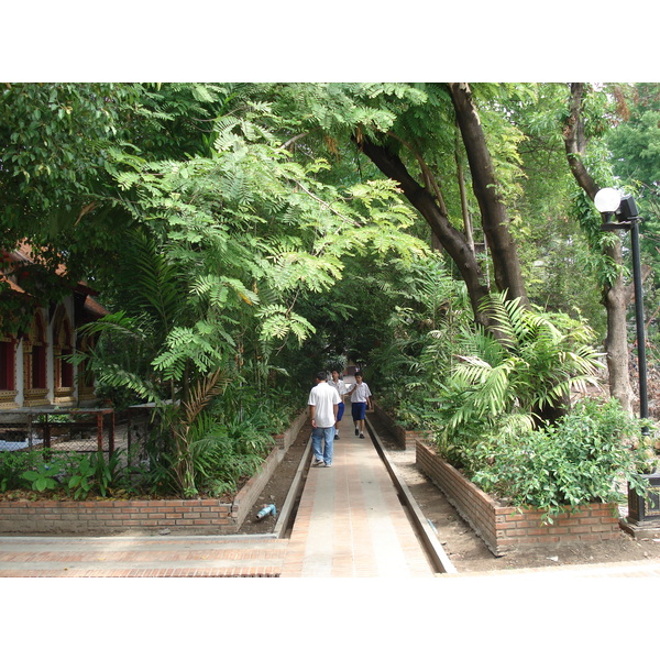 Picture Thailand Chiang Mai Inside Canal Wat Phra Sing temple 2006-04 3 - Tour Wat Phra Sing temple