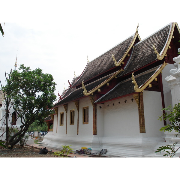 Picture Thailand Chiang Mai Inside Canal Wat Phra Sing temple 2006-04 15 - Recreation Wat Phra Sing temple