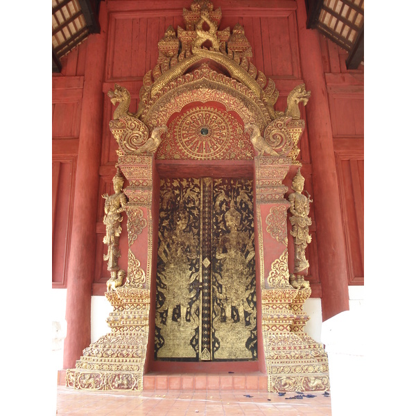 Picture Thailand Chiang Mai Inside Canal Wat Phra Sing temple 2006-04 4 - Center Wat Phra Sing temple