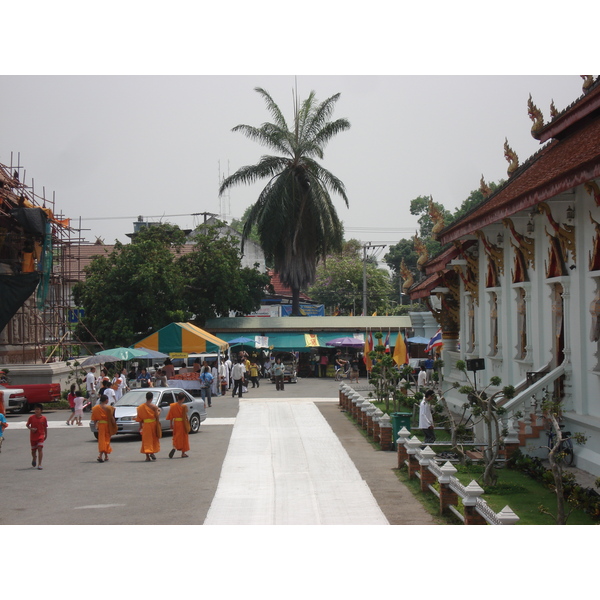 Picture Thailand Chiang Mai Inside Canal Wat Phra Sing temple 2006-04 22 - Tours Wat Phra Sing temple