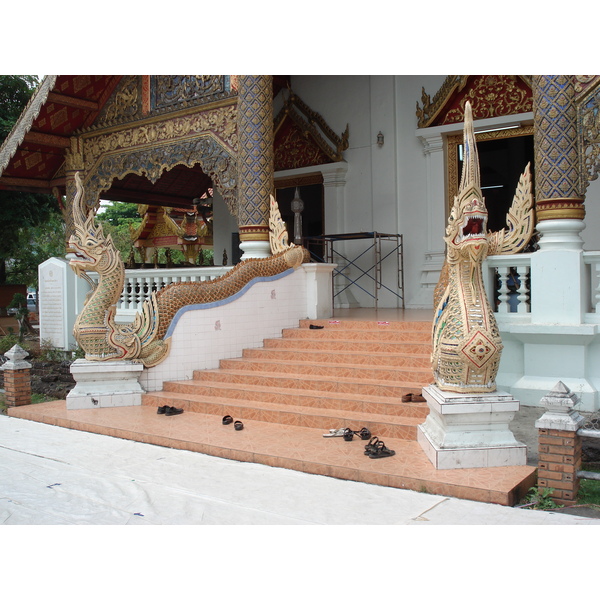 Picture Thailand Chiang Mai Inside Canal Wat Phra Sing temple 2006-04 25 - Discovery Wat Phra Sing temple