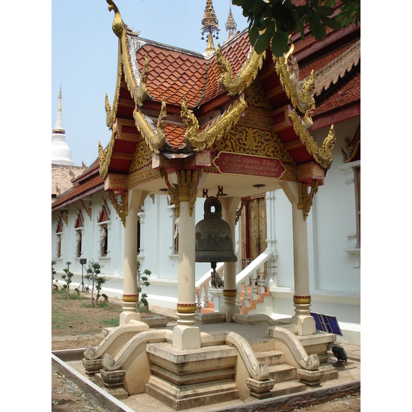 Picture Thailand Chiang Mai Inside Canal Wat Phra Sing temple 2006-04 24 - Center Wat Phra Sing temple