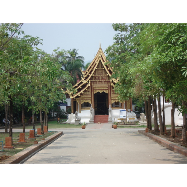 Picture Thailand Chiang Mai Inside Canal Wat Phra Sing temple 2006-04 0 - Around Wat Phra Sing temple